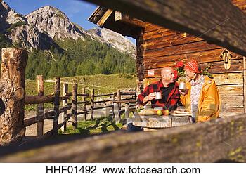 Banco de Imagem - par,  sentando, 
 frente,  alpino, 
 cabana. fotosearch 
- busca de fotos, 
imagens e clipart