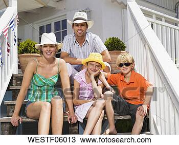 Banco de Imagem - família,  sentando, 
 frente,  casa. 
fotosearch - busca 
de fotos, imagens 
e clipart