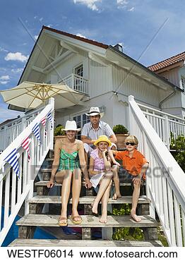 Banco de Imagem - família,  sentando, 
 frente,  casa. 
fotosearch - busca 
de fotos, imagens 
e clipart