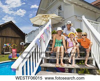 Banco de Imagem - família,  sentando, 
 frente,  casa. 
fotosearch - busca 
de fotos, imagens 
e clipart