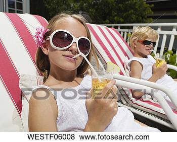 Banco de Imagem - irmão,  irmã, 
 mentindo,  convés, 
 cadeiras,  bebendo, 
 suco. fotosearch 
- busca de fotos, 
imagens e clipart
