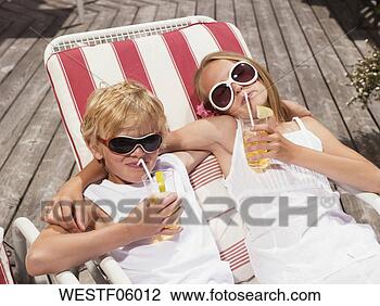 Banco de Imagem - irmão,  irmã, 
 mentindo,  convés, 
 cadeiras,  bebendo, 
 suco. fotosearch 
- busca de fotos, 
imagens e clipart