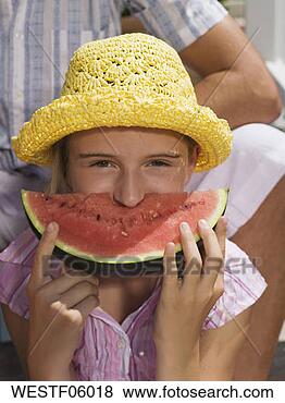 Banco de Imagem - menina,  comer, 
 melancia,  close-up. 
fotosearch - busca 
de fotos, imagens 
e clipart