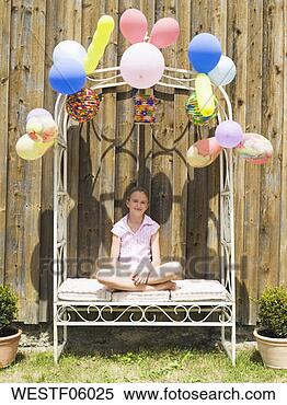 Banco de Imagem - menina,  sentando, 
 divã,  cama. 
fotosearch - busca 
de fotos, imagens 
e clipart