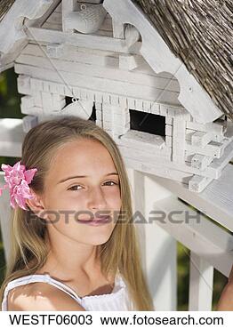 Banco de Imagem - menina,  sentando, 
 frente,  birdhouse, 
 retrato. fotosearch 
- busca de fotos, 
imagens e clipart