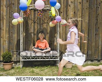 Banco de Imagem - menino,  sentando, 
 divã,  cama, 
 menina,  executando. 
fotosearch - busca 
de fotos, imagens 
e clipart