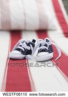 Arquivo de Fotografias - children´s,  treinadores, 
 close-up. fotosearch 
- busca de fotos, 
imagens e clipart