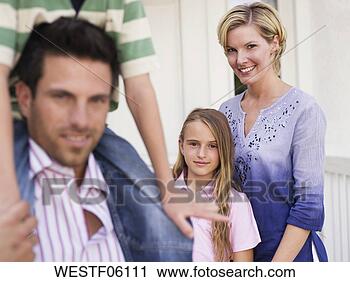 Arquivo de Fotografia - família,  frente, 
 casa. fotosearch 
- busca de fotos, 
imagens e clipart