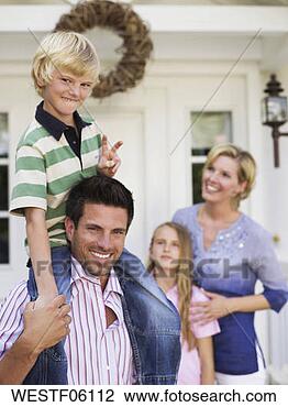 Banco de Imagem - família,  frente, 
 casa. fotosearch 
- busca de fotos, 
imagens e clipart