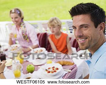 Banco de Imagem - família,  pequeno 
almoço,  tabela. 
fotosearch - busca 
de fotos, imagens 
e clipart