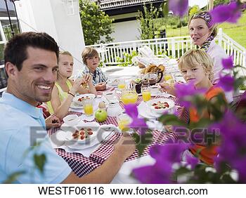Banco de Imagem - família,  pequeno 
almoço,  tabela. 
fotosearch - busca 
de fotos, imagens 
e clipart
