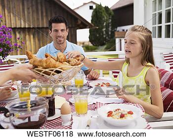 Banco de Imagem - família,  pequeno 
almoço,  tabela. 
fotosearch - busca 
de fotos, imagens 
e clipart