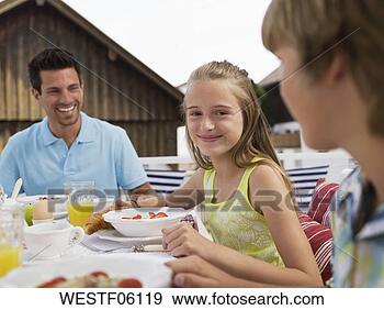 Arquivo Fotográficos - família,  pequeno 
almoço,  tabela. 
fotosearch - busca 
de fotos, imagens 
e clipart