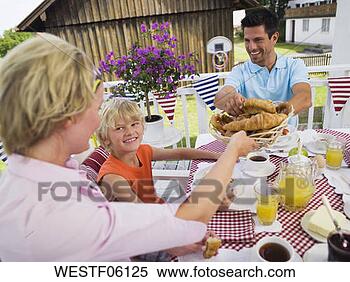 Banco de Imagem - família,  pequeno 
almoço,  tabela. 
fotosearch - busca 
de fotos, imagens 
e clipart