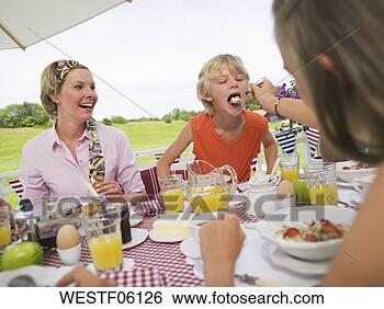 Banco de Imagem - família,  pequeno 
almoço,  tabela. 
fotosearch - busca 
de fotos, imagens 
e clipart