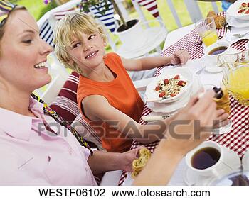 Banco de Imagem - mãe,  pequeno 
almoço,  tabela. 
fotosearch - busca 
de fotos, imagens 
e clipart