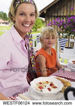 Banco de Imagem - mãe,  pequeno 
almoço,  tabela. 
fotosearch - busca 
de fotos, imagens 
e clipart