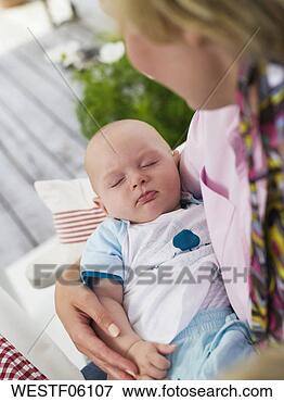 Foto - mãe,  segurando, 
 bebê. fotosearch 
- busca de fotos, 
imagens e clipart