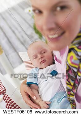 Banco de Imagem - mãe,  segurando, 
 bebê. fotosearch 
- busca de fotos, 
imagens e clipart
