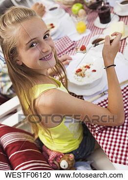 Arquivo de Fotografias - menina,  comer, 
 cereais. fotosearch 
- busca de fotos, 
imagens e clipart