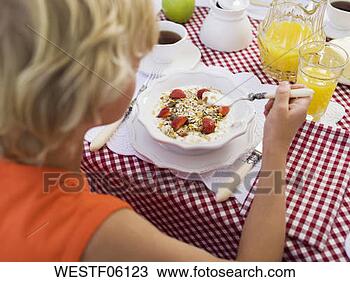 Banco de Imagem - menino,  comer, 
 cereais,  parte 
traseira,  vista. 
fotosearch - busca 
de fotos, imagens 
e clipart