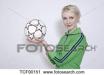 Arquivo de Fotografia - jovem,  mulher, 
 segurando,  futebol, 
 bola,  retrato. 
fotosearch - busca 
de fotos, imagens 
e clipart