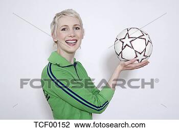 Banco de Imagem - jovem,  mulher, 
 segurando,  futebol, 
 bola,  retrato. 
fotosearch - busca 
de fotos, imagens 
e clipart