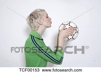 Banco de Imagem - jovem,  mulher, 
 segurando,  futebol, 
 bola,  retrato. 
fotosearch - busca 
de fotos, imagens 
e clipart