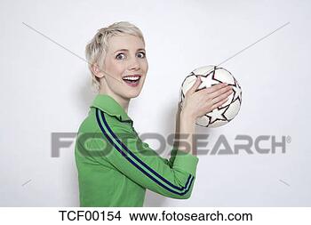 Banco de Imagem - jovem,  mulher, 
 segurando,  futebol, 
 bola,  retrato. 
fotosearch - busca 
de fotos, imagens 
e clipart