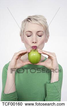 Arquivo de Fotografias - jovem,  mulher, 
 segurando,  verde, 
 maçã,  retrato. 
fotosearch - busca 
de fotos, imagens 
e clipart