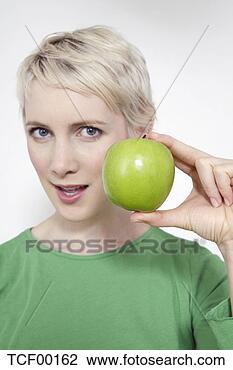 Banco de Imagem - jovem,  mulher, 
 segurando,  verde, 
 maçã,  retrato. 
fotosearch - busca 
de fotos, imagens 
e clipart