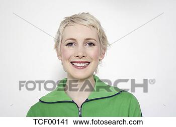 Arquivo de Fotografia - jovem,  mulher, 
 sorrindo,  retrato. 
fotosearch - busca 
de fotos, imagens 
e clipart