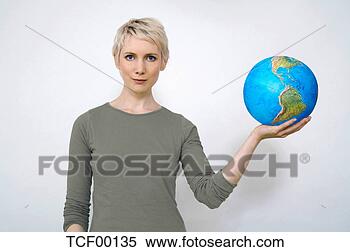 Banco de Imagem - mulher,  segurando, 
 terra,  bola, 
 mão,  close-up. 
fotosearch - busca 
de fotos, imagens 
e clipart