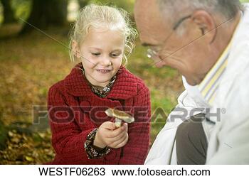Banco de Imagem - alemanha,   baden-württemberg, 
  swabian,   montanhas, 
  avô,   neta. 
fotosearch - busca 
de fotos, imagens 
e clipart