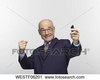Arquivo de Fotografia - homem negócios, 
 segurando,  móvel, 
 telefone. fotosearch 
- busca de fotos, 
imagens e clipart