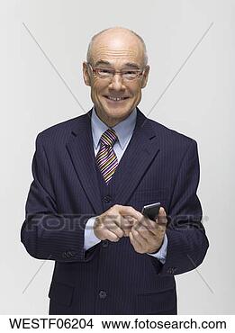 Banco de Imagem - homem negócios, 
 segurando,  móvel, 
 telefone. fotosearch 
- busca de fotos, 
imagens e clipart