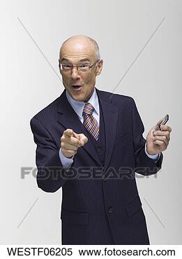 Banco de Imagem - homem negócios, 
 segurando,  móvel, 
 telefone,  apontar. 
fotosearch - busca 
de fotos, imagens 
e clipart