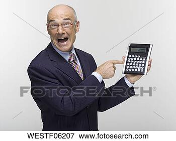 Foto - homem negócios, 
 segurando,  calculadora, 
 retrato. fotosearch 
- busca de fotos, 
imagens e clipart