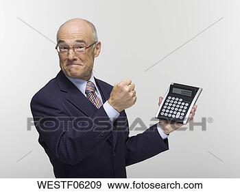 Arquivo Fotográficos - homem negócios, 
 segurando,  calculadora, 
 retrato. fotosearch 
- busca de fotos, 
imagens e clipart