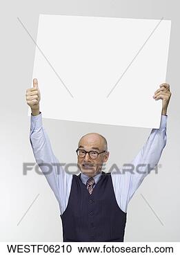 Arquivo de Fotografias - homem negócios, 
 segurando,  papelão, 
 retrato. fotosearch 
- busca de fotos, 
imagens e clipart