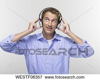 Foto - jovem,  desgastar, 
 fones,  escutar, 
 música,  retrato. 
fotosearch - busca 
de fotos, imagens 
e clipart