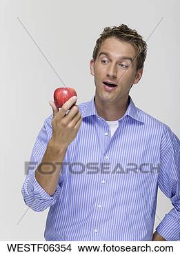 Banco de Imagem - jovem,  segurando, 
 maçã,  retrato. 
fotosearch - busca 
de fotos, imagens 
e clipart