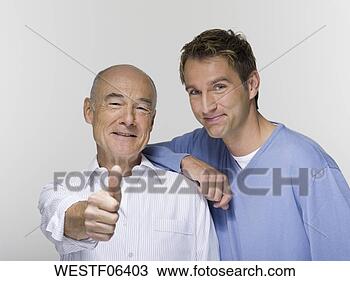 Banco de Imagem - maduras,  pai, 
 fazer,  polegares, 
 cima,  sinal, 
 retrato. fotosearch 
- busca de fotos, 
imagens e clipart