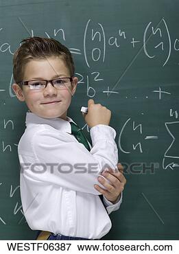 Foto - menino,  frente, 
 quadro-negro, 
 sorrindo,  retrato. 
fotosearch - busca 
de fotos, imagens 
e clipart