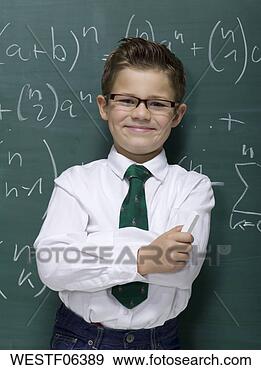 Arquivo Fotográficos - menino,   inclinar-se, 
  contra,   quadro-negro, 
  sorrindo. fotosearch 
- busca de fotos, 
imagens e clipart