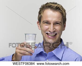 Banco de Imagem - sorrindo,   jovem, 
  leite,   bigode, 
  segurando,  
 vidro,   leite. 
fotosearch - busca 
de fotos, imagens 
e clipart