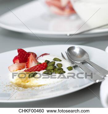 Arquivo de Fotografias - iogurte,  morangos, 
 pistachos,  close-up. 
fotosearch - busca 
de fotos, imagens 
e clipart