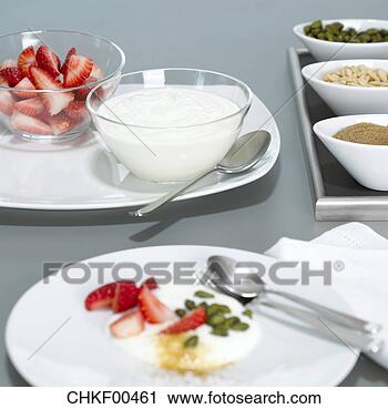 Arquivo de Fotografia - iogurte,  morangos, 
 vidro,  tigelas, 
 prato,  close-up. 
fotosearch - busca 
de fotos, imagens 
e clipart