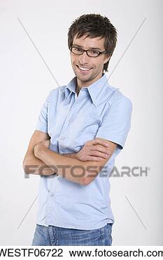 Banco de Imagem - jovem,  ficar, 
 braços,  cruzado, 
 sorrindo,  retrato. 
fotosearch - busca 
de fotos, imagens 
e clipart
