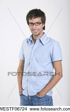 Banco de Imagem - jovem,  ficar, 
 seu,  mãos,  
seu,  bolsos, 
 retrato. fotosearch 
- busca de fotos, 
imagens e clipart